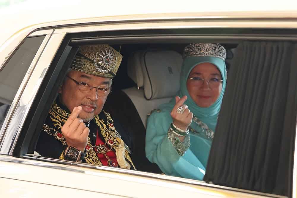 Yang di-Pertuan Agong Al-Sultan Abdullah Ri’ayatuddin Al-Mustafa Billah Shah dan Raja Permaisuri Agong Tunku Azizah Aminah Maimunah Iskandariah berkenan berangkat meninggalkan Istana Negara pada Istiadat Keberangkatan Balik Yang di-Pertuan Agong ke-16, pada Selasa. Foto Bernama