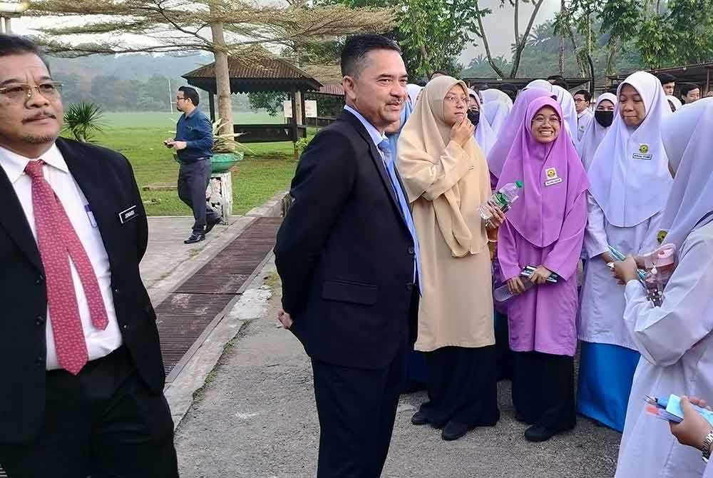 Amzan (dua dari kiri) memberi kata-kata semangat kepada calon SPM dari SMK Sultanah Hajjah Kalsom di sini sebelum memasuki dewan peperiksaan pada Selasa.
