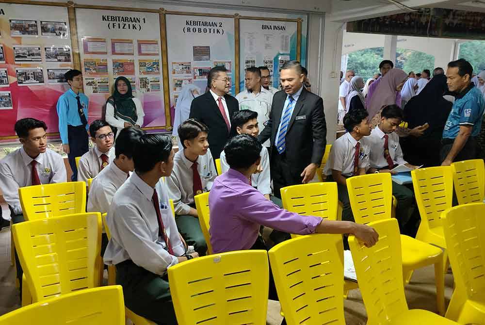Amzan memberi kata-kata semangat kepada calon SPM dari SMK Sultanah Hajjah Kalsom di sini sempena hari pertama ujian bertulis SPM 2023 pada Selasa.