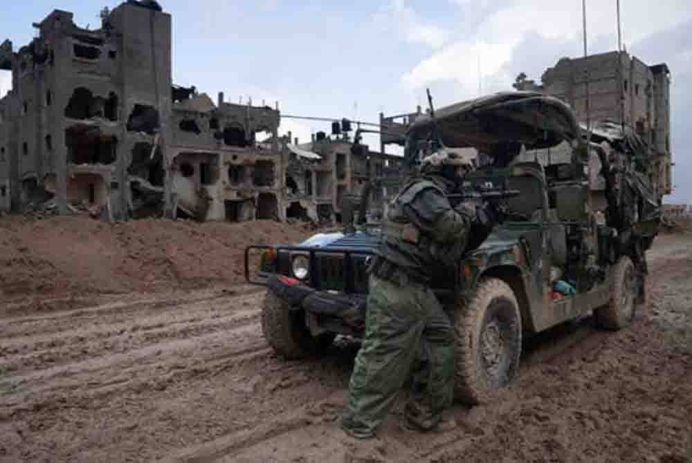 Seorang anggota tentera rejim Zionis Israel mengawal kawasan ketika lakukan operasi darat di Khan Younis. - Foto AP