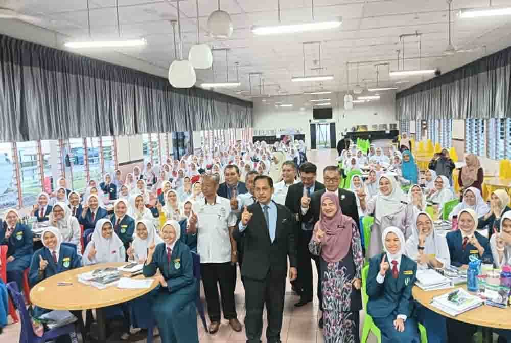 Azman bersama Anuar dan guru semasa beramah mesra dengan calon peperiksaan SPM di dewan makan STF, Johor Bahru pada Selasa.