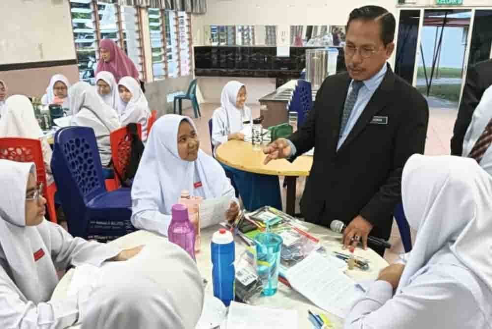 Azman memberi kata-kata semangat kepada calon peperiksaan SPM di dewan makan STF, Johor Bahru, pada Selasa.
