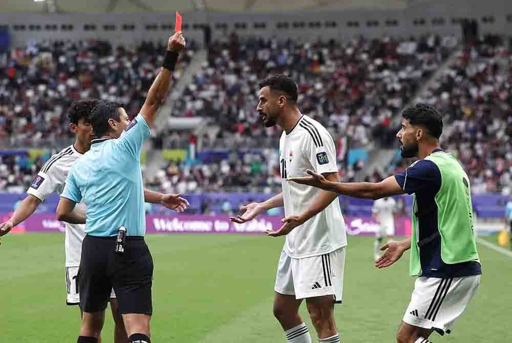 Aymen Hussein dilayangkan kad merah selepas menerima kad kuning kedua. Foto Agensi