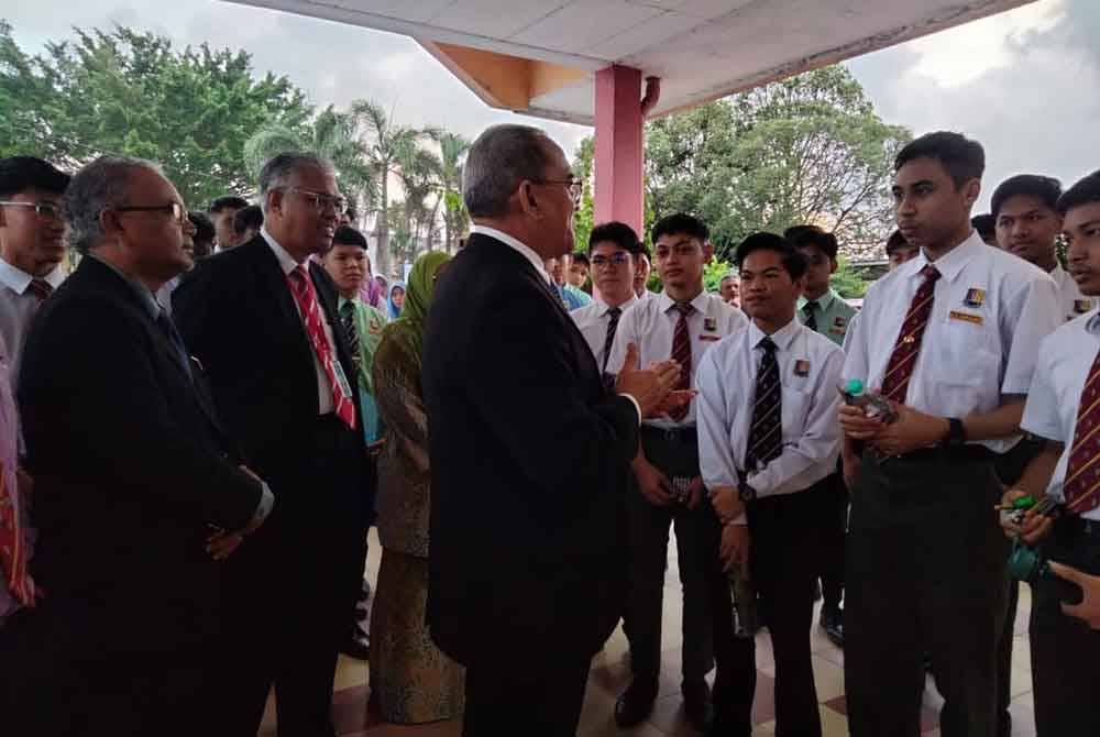 Zamri (tengah) memberi kata-kata semangat kepada pelajar SMK Daro' Ahmad Maher.