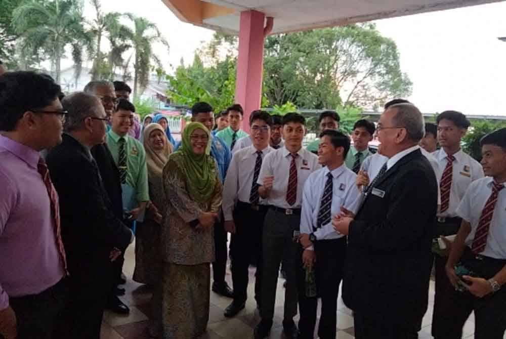 Zamri (kiri) memberi kata-kata semangat kepada pelajar SMK Daro' Ahmad Maher.
