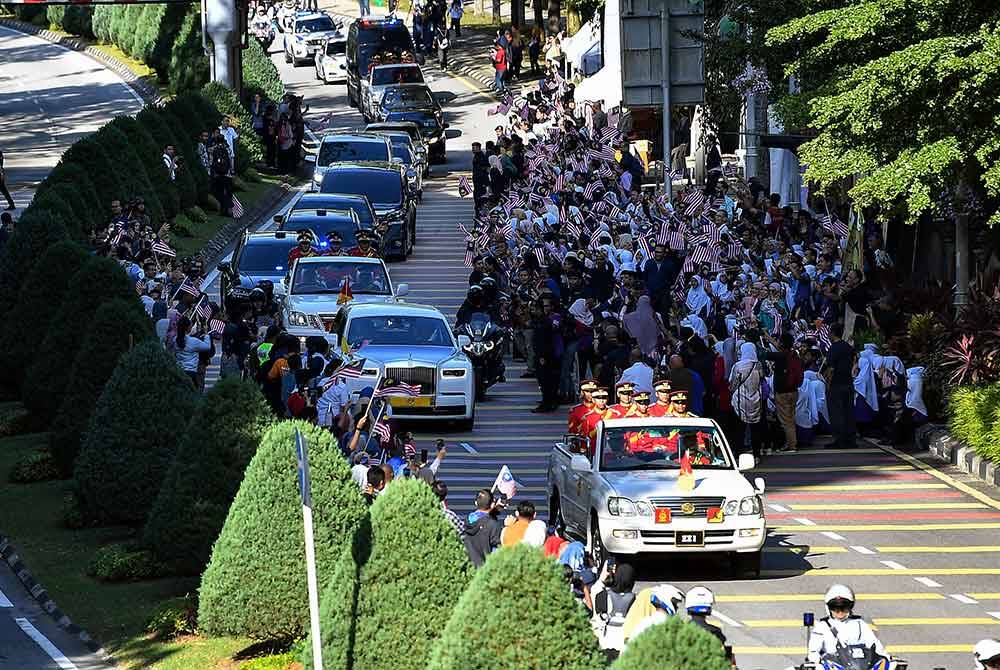 Kenderaan yang membawa Yang di-Pertuan Agong Al-Sultan Abdullah Ri'ayatuddin Al-Mustafa Billah Shah dan Raja Permaisuri Agong Tunku Azizah Aminah Maimunah Iskandariah melalui Jalan Parlimen, pada Sealsa. Foto Bernama