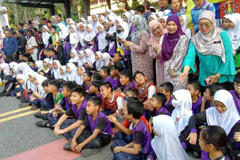 Pelajar sekolah turut tidak melepaskan peluang melihat Istiadat Keberangkatan Balik Yang di-Pertuan Agong ke-16, Al-Sultan Abdullah Ri'ayatuddin Al-Mustafa Billah Shah di sekitar Jalan Parlimen di sini.