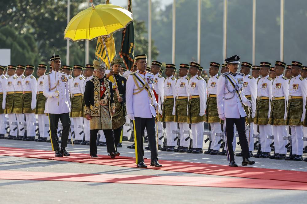 KUALA LUMPUR, 30 Jan -- Yang di-Pertuan Agong Al-Sultan Abdullah Ri’ayatuddin Al-Mustafa Billah Shah berkenan memeriksa pasukan Kawalan Kehormatan Utama daripada Batalion Pertama Rejimen Askar Melayu Diraja pada Istiadat Keberangkatan Balik Yang di-Pertuan Agong ke-16 di Dataran Parlimen, hari ini.
--fotoBERNAMA (2024) HAK CIPTA TERPELIHARA
KUALA LUMPUR, Jan 30 -- Yang di-Pertuan Agong Al-Sultan Abdullah Ri’ayatuddin Al-Mustafa Billah Shah inspected the main guard-of-honour from the 1st Battalion Royal Malay Regiment at the sending-off ceremony in the Parliament Square, today.
-- fotoBERNAMA (2024) COPYRIGHT RESERVED
