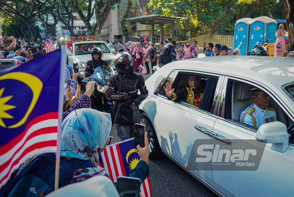 Orang ramai teruja ketika berpeluang menyaksikan secara dekat Yang di-Pertuan Agong ke-16 Al-Sultan Abdullah Ri'ayatuddin Al-Mustafa Billah Shah dan Raja Permaisuri Agong, Tunku Azizah Aminah Maimunah Iskandariah ketika Istiadat Keberangkatan Pulang kedua pasangan diraja itu pada Selasa. Foto SINAR HARIAN/ MOHD RAFIQ REDZUAN