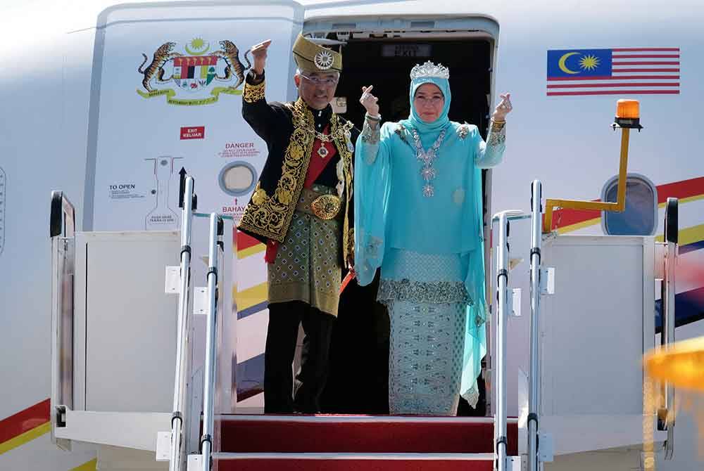 Suasana hiba menyelubungi Kompleks Bunga Raya, Lapangan Terbang Antarabangsa Kuala Lumpur (KLIA) ketika Yang di-Pertuan Agong dan Raja Permaisuri Agong melangkah ke pesawat yang akan membawa baginda berdua kembali ke Pahang. Foto Bernama