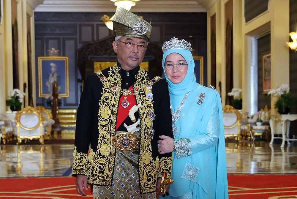 Yang di-Pertuan Agong Al-Sultan Abdullah Ri'ayatuddin Al-Mustafa Billah Shah dan Raja Permaisuri Agong Tunku Azizah Aminah Maimunah Iskandariah pada Istiadat Keberangkatan Balik bersempena dengan tamat tempoh pemerintahan Yang di-Pertuan Agong ke-16 di Istana Negara, pada Selasa. Foto Bernama