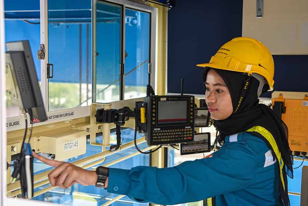 Norhatti ketika mengendalikan mesin RTG