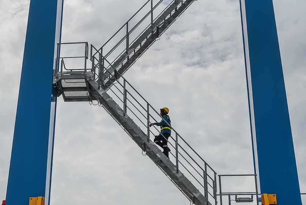 Norhatti ketika menaiki tangga setinggi 21 meter untuk ke kren.