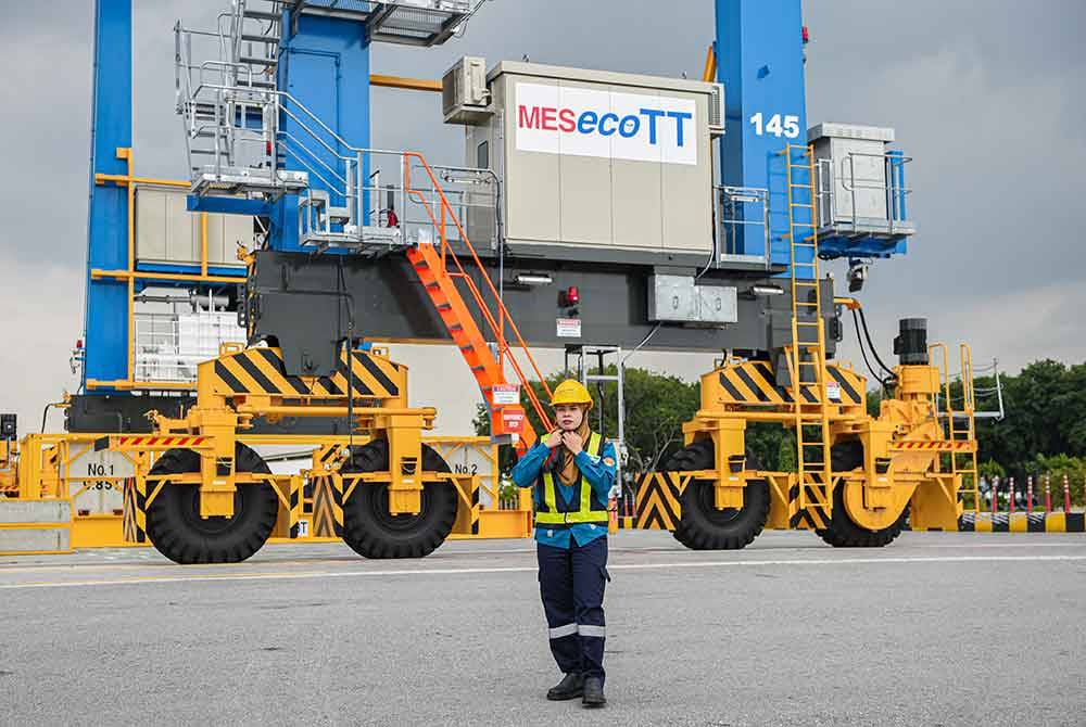 Iman Najwa buktikan kerja-kerja mengendalikan jentera, mengangkut dan memindahkan kontena seberat lebih 40 tan di pelabuhan boleh dilakukan oleh wanita.