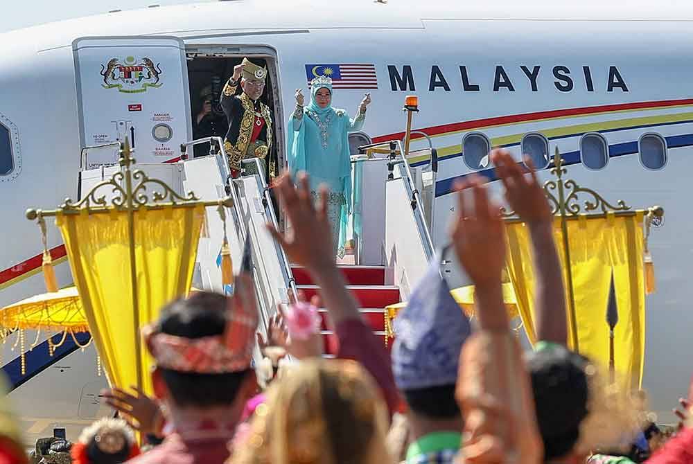 Yang di-Pertuan Agong Al-Sultan Abdullah Ri'ayatuddin Al-Mustafa Billah Shah dan Raja Permaisuri Agong Tunku Azizah Aminah Maimunah Iskandariah menghargai rakyat sebelum berlepas pulang pada Istiadat Keberangkatan Balik Yang di-Pertuan Agong ke-16 di Kompleks Bunga Raya, Lapangan Terbang Antarabangsa Kuala Lumpur (KLIA), hari ini. Foto Bernama