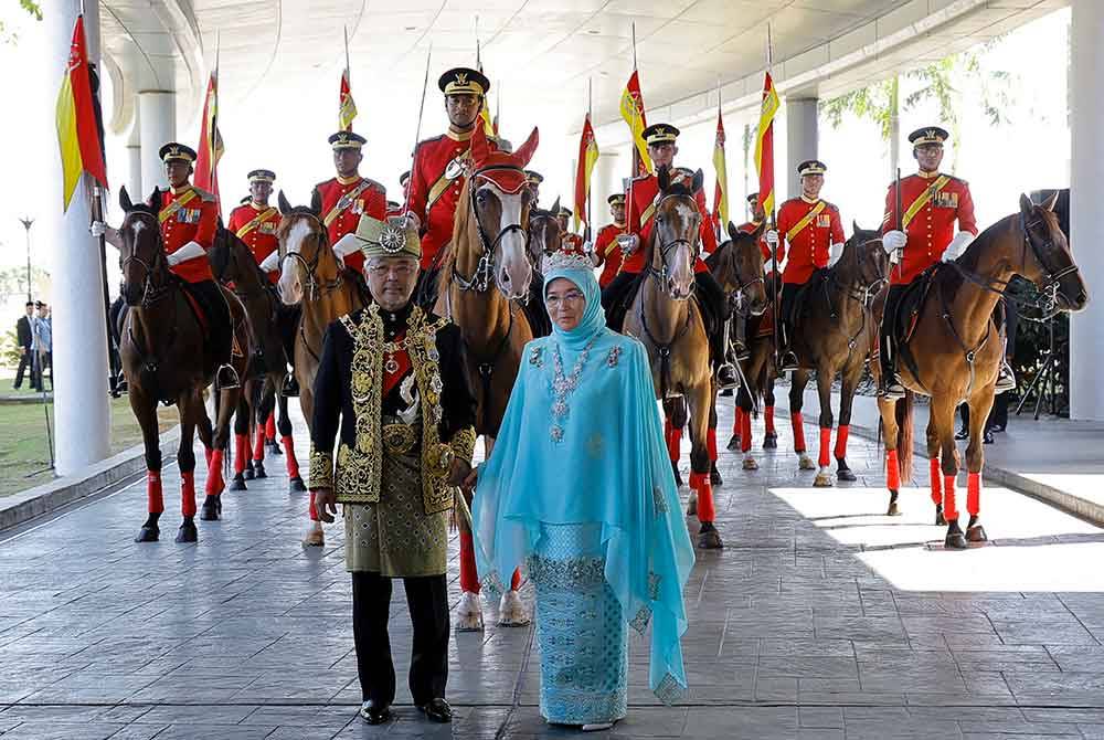 Yang di-Pertuan Agong Al-Sultan Abdullah Ri'ayatuddin Al-Mustafa Billah Shah dan Raja Permaisuri Agong Tunku Azizah Aminah Maimunah Iskandariah berkenan bergambar bersama Pasukan Istiadat berkuda yang turut menyertai perarakan menyambut ketibaan Seri Paduka pada Istiadat Keberangkatan Balik Yang di-Pertuan Agong ke-16 di Kompleks Bunga Raya, Lapangan Terbang Antarabangsa Kuala Lumpur (KLIA), hari ini. Foto Bernama