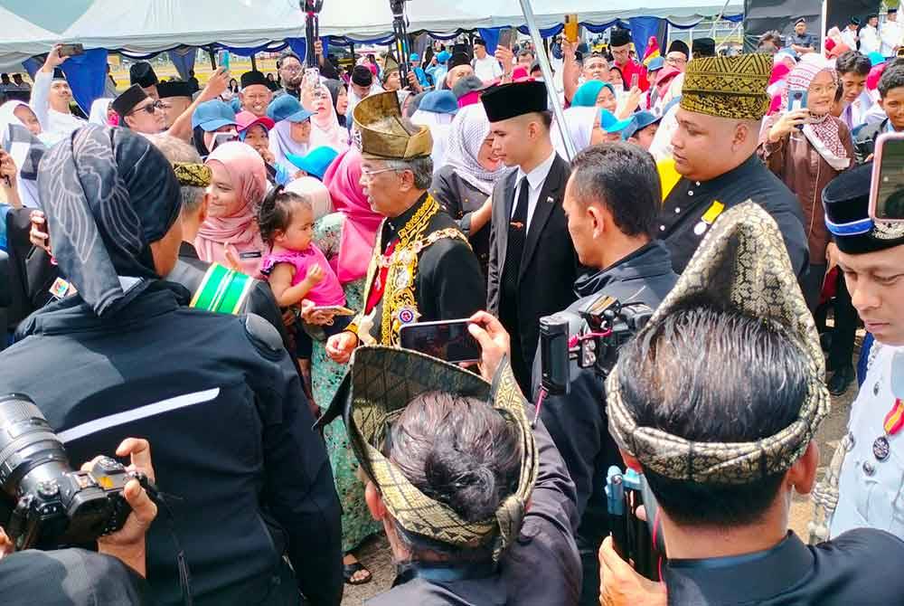 Al-Sultan Abdullah berkenan bersalaman dengan rakyat jelata selepas Istiadat Balik Seri Paduka Baginda Yang di-Pertuan Agong ke 16 di dataran PU Kuantan.