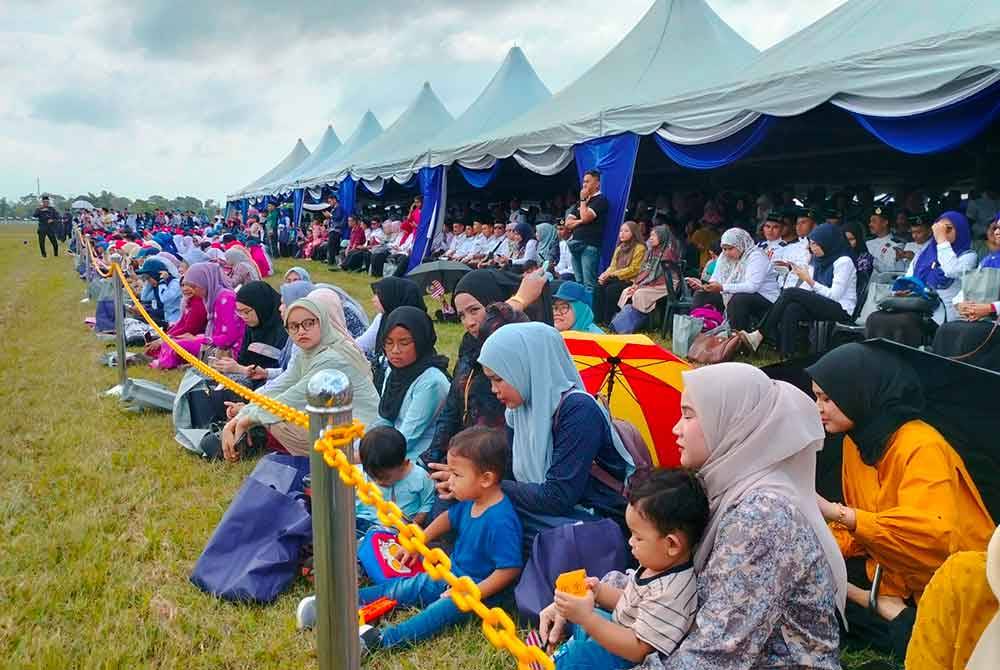 Lebih 10,000 rakyat hadir menyambut keberangkatan pulang Al-Sultan Abdullah ke Pahang di PU Kuantan pada Selasa.