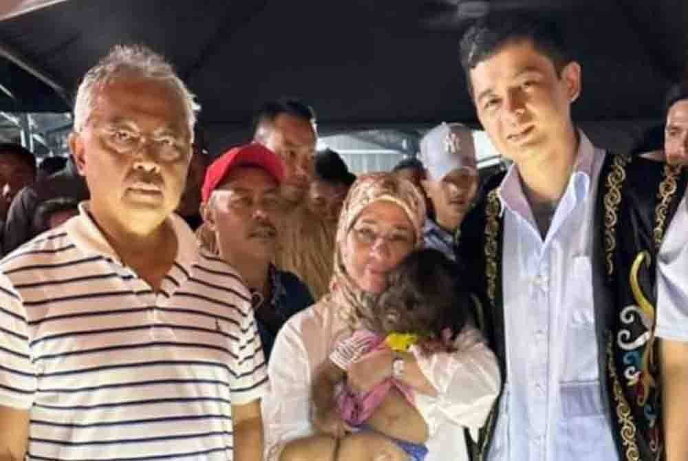 Yang di-Pertuan Agong dan Permaisuri Agong berkenan menyantuni adik dan insan istimewa Missclyen Roland di pekarangan Masjid Al-Falah, Kampung Penan Muslim Batu 10, Bintulu, ketika Kembara Kenali Borneo pada 10 September 2023. - Foto Instagram Istana Negara