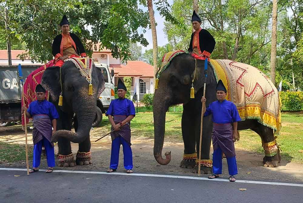 Alam (kiri) dan Sanum dijaga rapi petugas terlibat sementara menunggu untuk mengiringi perarakan rombongan Yang di-Pertuan Agong ke Dewan Jubli Perak Sultan Ahmad Shah di sini.