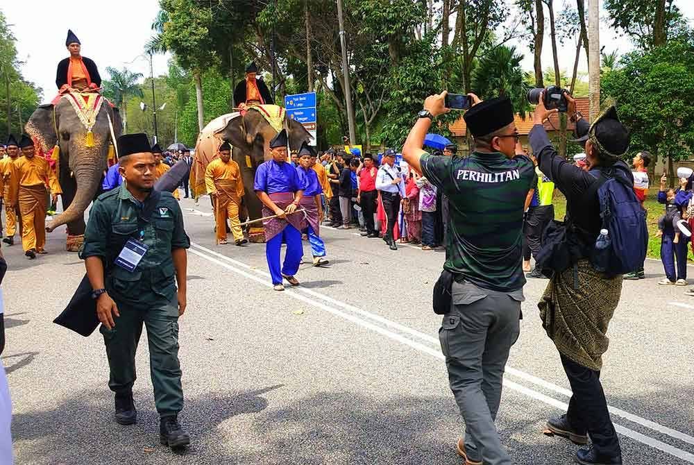 Perjalanan perarakan rombongan Tuanku diiringi dua gajah denak, Alam dan Sanum bermula dari persimpangan Jalan Dato Abu Samah hingga ke persimpangan Dewan Jubli Perak Sultan Haji Ahmad Shah di sini.