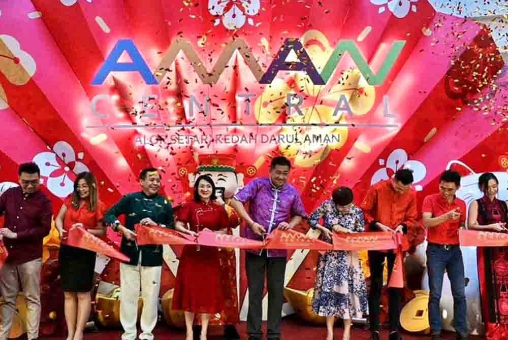 Exco Sumber Manusia, Masyarakat Cina, India, Siam dan Pertubuhan Bukan Kerajaan Negeri Kedah, Wong Chia Zhen (tengah) memotong riben ketika pelancaran tema Kemakmuran Untuk Semua sempena Tahun Baharu Cina di Aman Central.