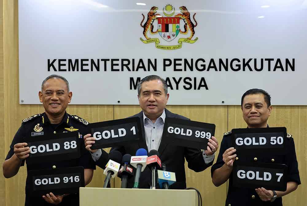 Anthony (tengah) menunjukkan antara nombor istimewa yang ditawarkan pada sidang media di Kementerian Pengangkutan pada Selasa. Foto Bernama