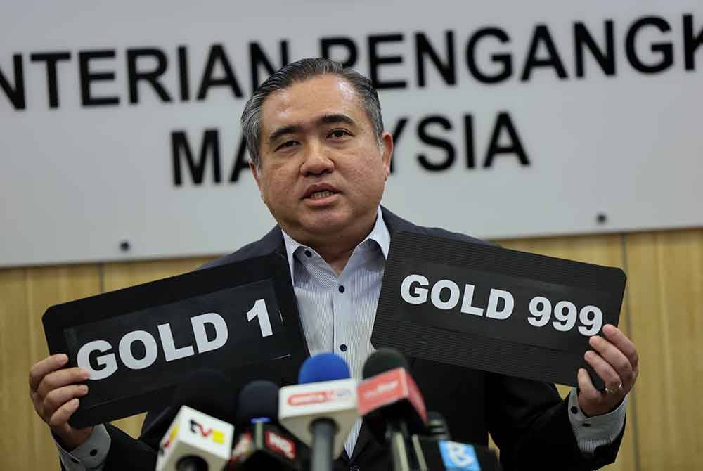 Anthony menunjukkan antara nombor istimewa siri GOLD yang ditawarkan sempena sambutan jubli emas Hari Wilayah Persekutuan ke-50. Foto Bernama