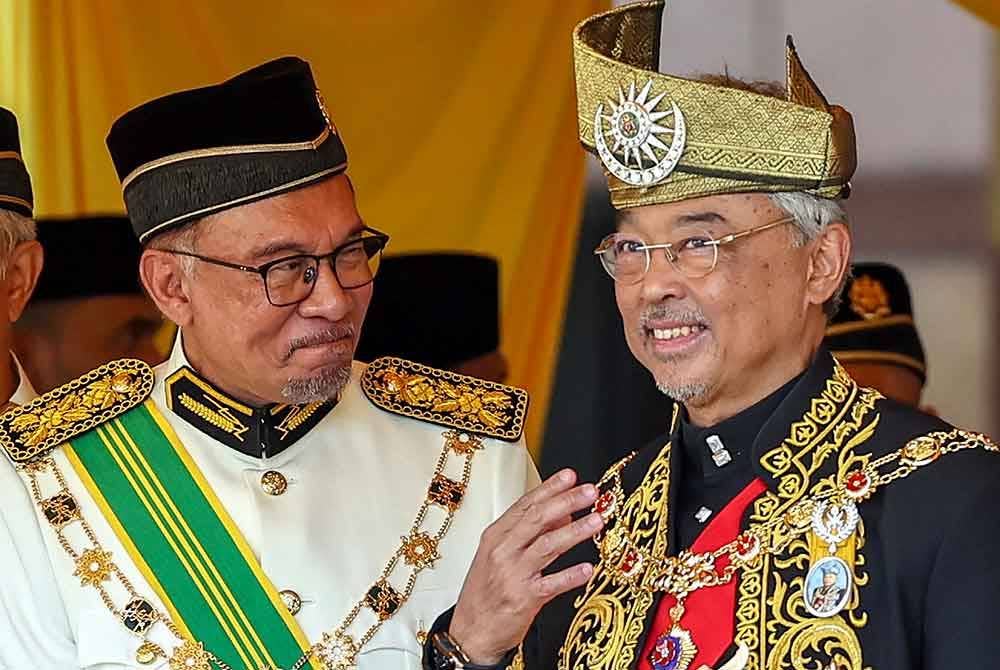 Al-Sultan Abdullah berkenan bersama Anwar sempena Istiadat Keberangkatan Balik Yang di-Pertuan Agong ke-16 di Kompleks Bunga Raya, Lapangan Terbang Antarabangsa Kuala Lumpur (KLIA) pada Selasa. Foto Bernama