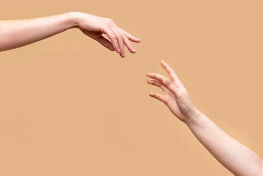 HANYA sentuhan kulit pada kulit secara langsung antara lelaki dan wanita tanpa penghalang yang membatalkan wuduk seseorang. -Gambar hiasan