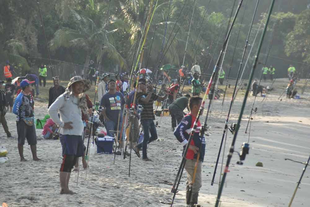 Sebahagian peserta yang mengambil bahagian pada pertandingan Santai Pancing Port Dickson tahun lalu.
