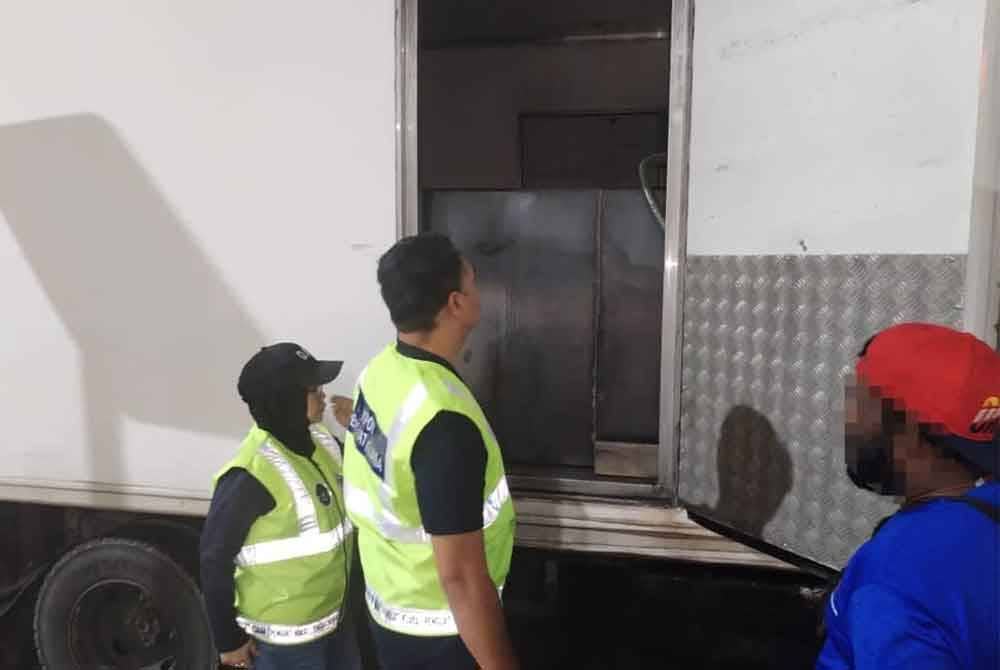 Anggota penguat kuasa KPDN Pahang melakukan pemeriksaan ke atas tangki minyak tambahan yang ditemui di bahagian muatan lori ditahan disyaki digunakan untuk aktiviti seleweng minyak diesel bersubsidi.