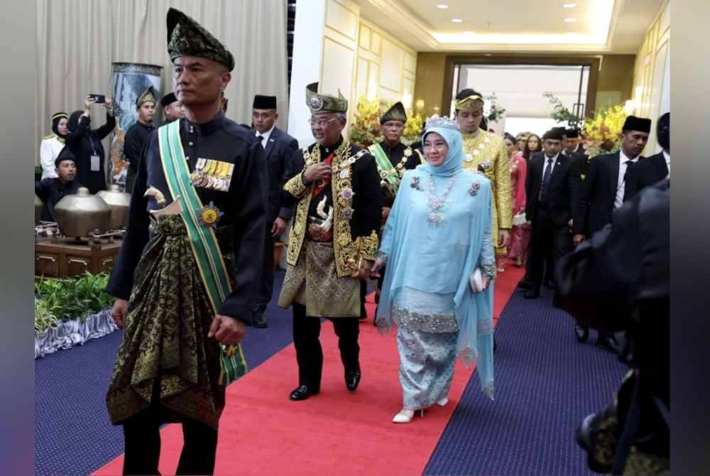 
Al-Sultan Abdullah dan Tunku Azizah berkenan mencemar duli ke Majlis Santapan Tengah Hari di Dewan Jubli Perak Sultan Haji Ahmad Shah pada Selasa.