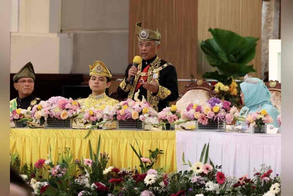 
Al-Sultan Abdullah berkenan bertitah pada Majlis Santapan Tengah Hari sempena Istiadat Keberangkatan Balik Yang di-Pertuan Agong ke-16 di Dewan Jubli Perak Sultan Haji Ahmad Shah pada Selasa. Foto Bernama