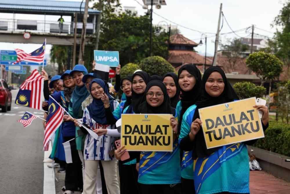 
Rakyat Pahang berkumpul bagi menyambut keberangkatan balik Al-Sultan Abdullah dan Tunku Azizah di sepanjang Jalan Mahkota sejak pagi, sebagai tanda 'selamat kembali' kepada Sultan dan Tengku Ampuan Pahang hari ini. Foto Bernama