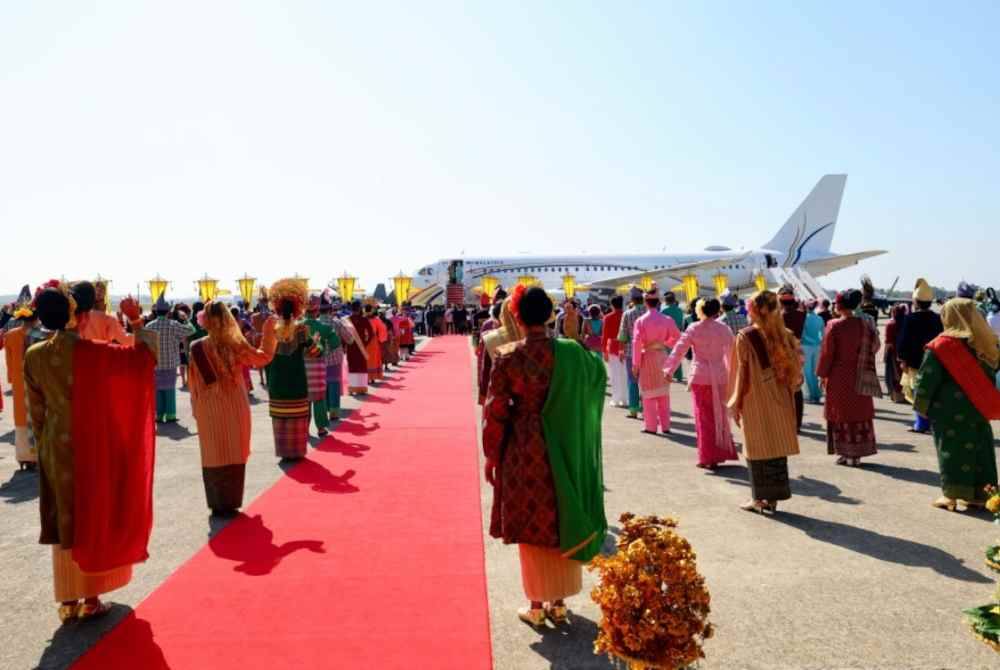 
Suasana hiba menyelubungi Kompleks Bunga Raya, Lapangan Terbang Antarabangsa Kuala Lumpur (KLIA) ketika Yang di-Pertuan Agong dan Raja Permaisuri melangkah ke pesawat yang akan membawa baginda berdua kembali ke Pahang. Foto Bernama