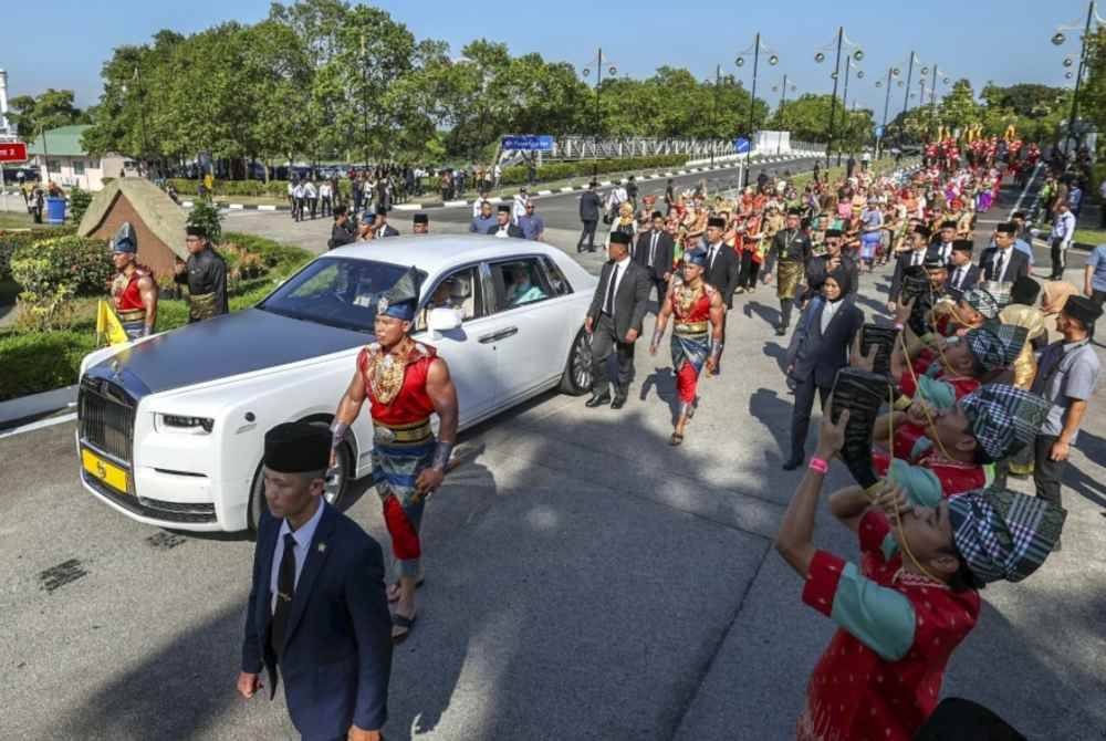 
Kenderaan yang membawa Agong dan Raja Permaisuri diarak pada Istiadat Keberangkatan Balik Yang di-Pertuan Agong ke-16 di Kompleks Bunga Raya, Lapangan Terbang Antarabangsa Kuala Lumpur (KLIA) pada Selasa. Foto Bernama