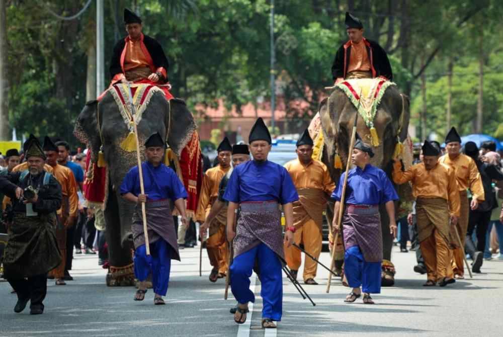Al-Sultan Abdullah dan Tunku Azizah diarak dengan diiringi dua ekor gajah bernama 'Alam' (kiri) dan 'Sanum' (kanan) kira-kira 500 Meter melalui Jalan Teluk Sisek ke Dewan Jubli Perak Sultan Haji Ahmad Shah pada Selasa. Foto Bernama