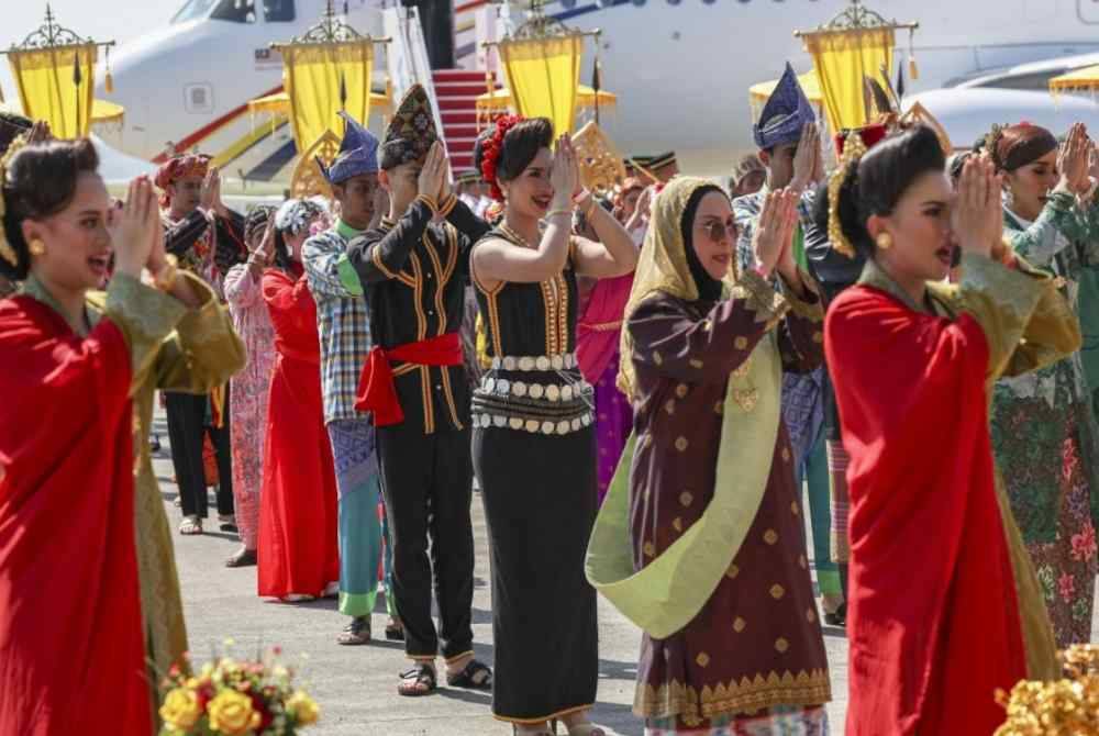 
Laungan 'Daulat Tuanku' mengiringi lambaian akhir Al-Sultan Abdullah dan Tunku Azizah pada Istiadat Keberangkatan Balik Yang di-Pertuan Agong ke-16 di Kompleks Bunga Raya, Lapangan Terbang Antarabangsa Kuala Lumpur (KLIA) pada Selasa. Foto Bernama