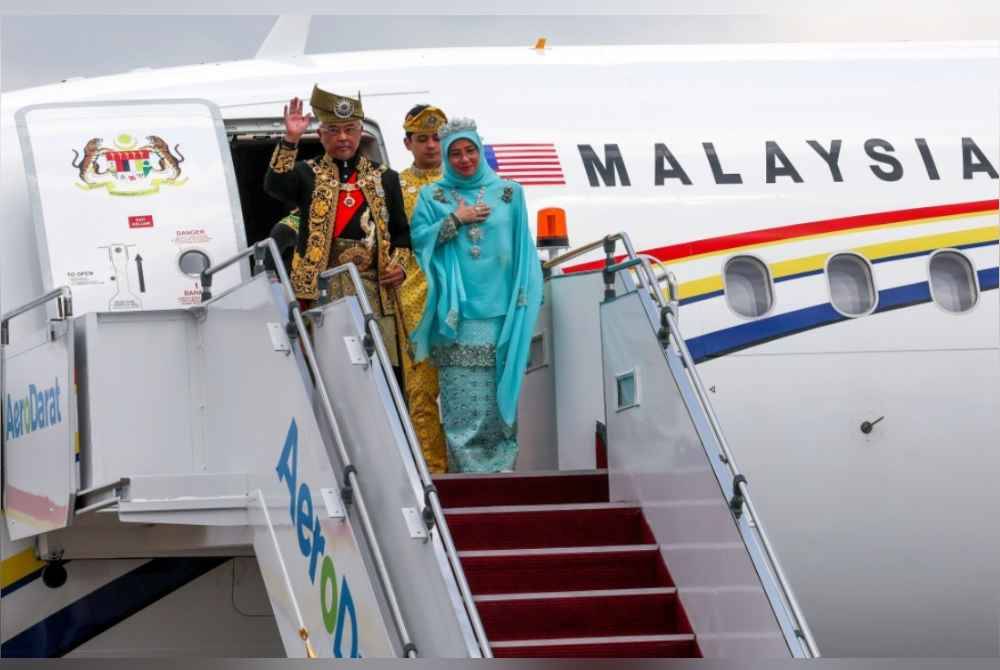 
Al-Sultan Abdullah dan Tunku Azizah selamat tiba di Pangkalan Udara Tentera Udara Diraja Malaysia (TUDM) hari ini, selepas tamat tempoh lima tahun bersemayam di Istana Negara. Foto Bernama