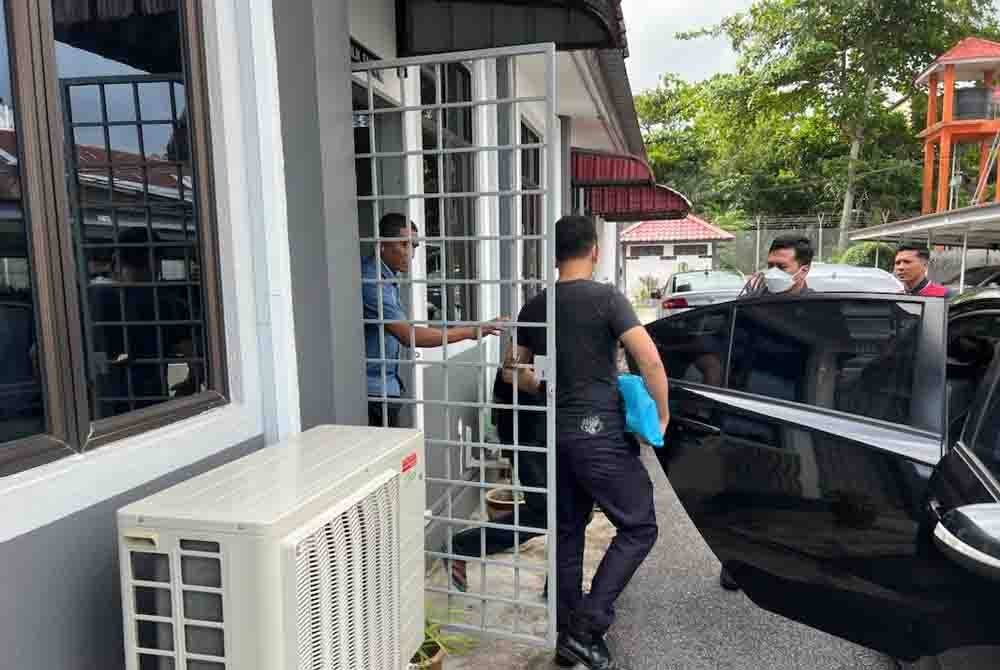 Pegawai polis berpangkat inspektor direman selama 7 hari di Mahkamah Majistret Tumpat di sini, pada Selasa.