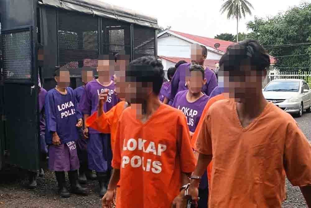 Mahkamah mengarahkan kedua-dua tertuduh (kanan dan dua dari kanan) menjalani rawatan psikiatri sebelum sebutan semula kes pada 25 Februari depan.