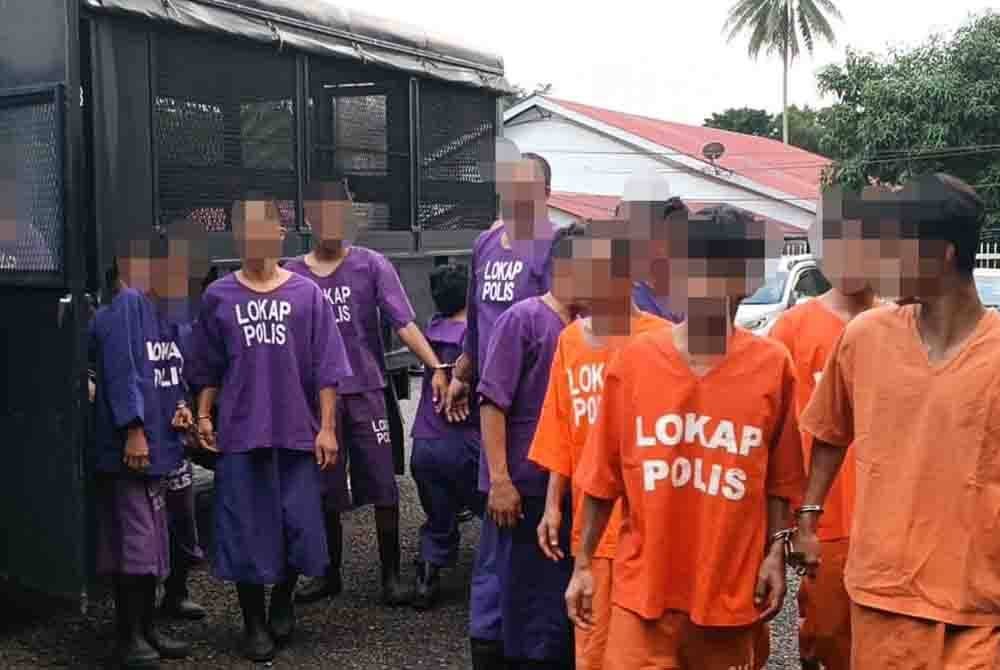 Tertuduh (dua dan tiga dari kanan) ketika dihadapkan ke Mahkamah Sesyen Kemaman pada Selasa.