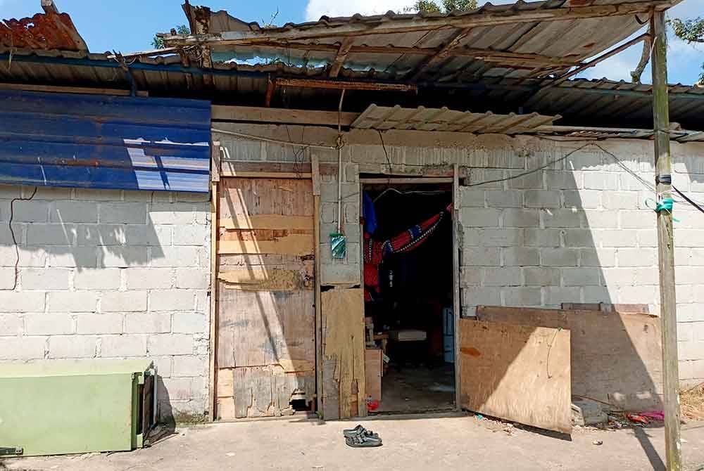 Keadaan penginapan pekerja warga asing yang daif dan usang ketika diserbu JTK Melaka dalam operasi bersepadu di sebuah kilang perabot di Sungai Rambai. Foto Bernama