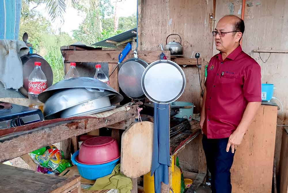 Hee Sem memeriksa dapur asrama pekerja warga asing yang kotor ketika operasi bersepadu JTK di sebuah kilang perabot di Sungai Rambai. Foto Bernama