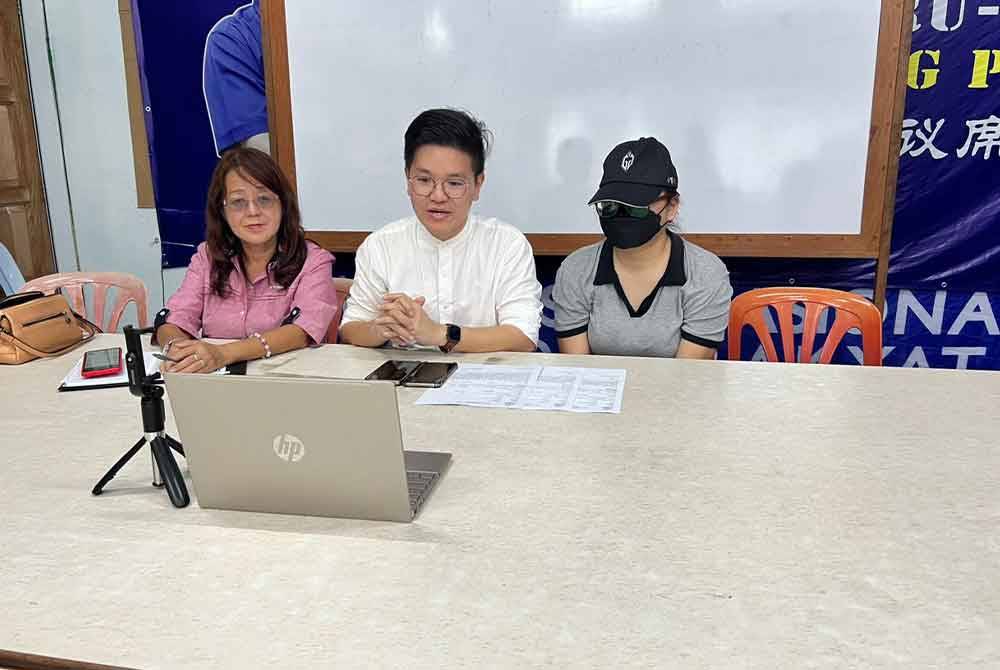 Pohlin (kanan) dan Zhi Li (tengah) mengadakan sidang akhbar di Pontian, pada Selasa.