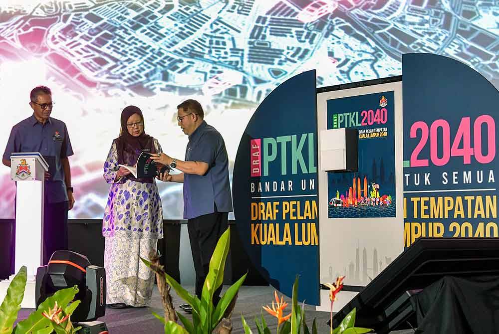 Dr Zaliha (tengah) menyempurnakan majlis Peluncuran Draf Pelan Tempatan Kuala Lumpur 2040 di Dewan Perdana Mestika, Cheras pada Selasa. Foto Bernama
