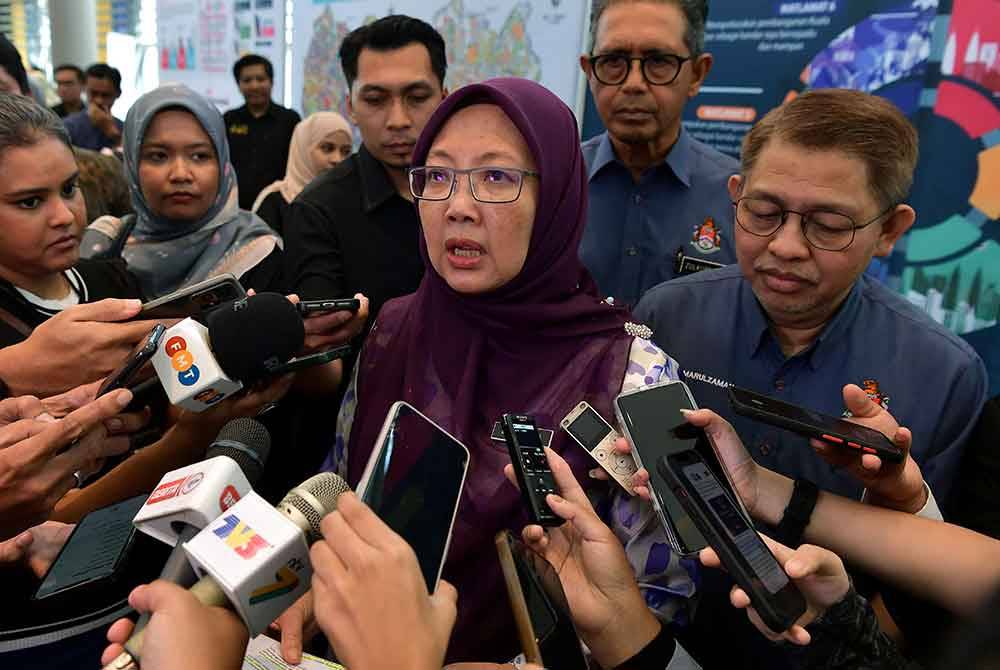 Dr Zaliha menjawab pertanyaan media selepas menyempurnakan majlis Peluncuran Draf Pelan Tempatan Kuala Lumpur 2040 di Dewan Perdana Mestika, Cheras pada Selasa. Foto Bernama