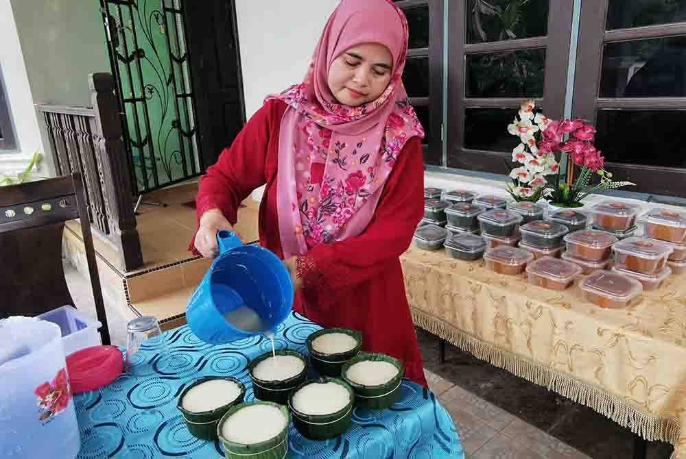 Rosidah menunjukkan kaedah pembuatan kuih bulan di kediamannya di Kampung Pelam, Hulu Telemong di Kuala Terengganu.