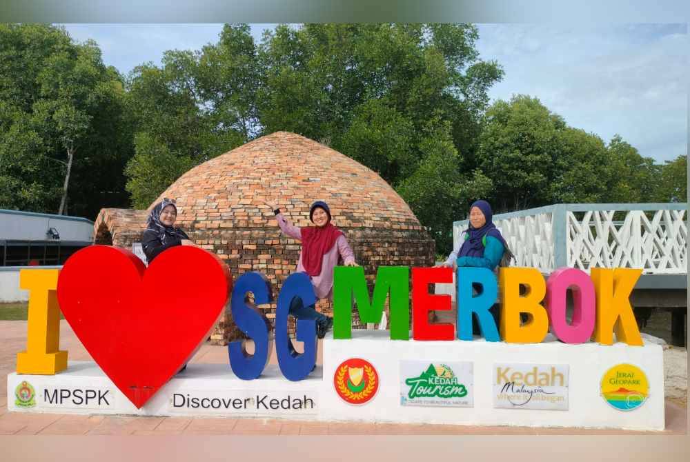 
Replika gok arang turut dibina di Jeti Semeling sebagai simbolik kepada aktiviti pembuatan arang kayu yang popular di Sungai Merbok suatu ketika dahulu.